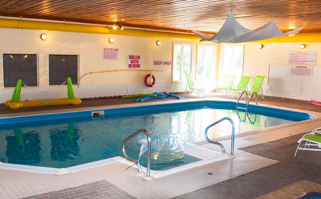 Mccreary'S Beach Resort Perth Extérieur photo