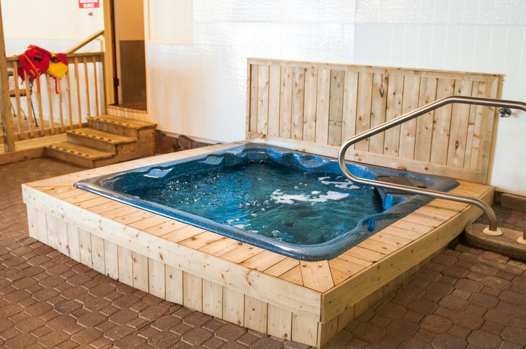 Mccreary'S Beach Resort Perth Extérieur photo